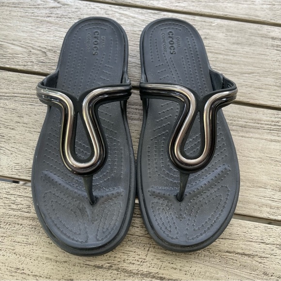 Crocs Sanrah Black Metalblock Black Flip Flop Sandals Womens Size 8 - Picture 1 of 7
